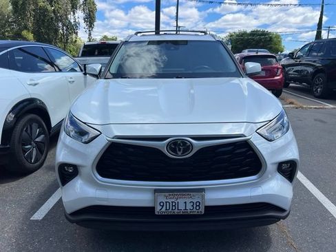 Used 2022 Toyota Highlander XLE AWD/4WD image 2