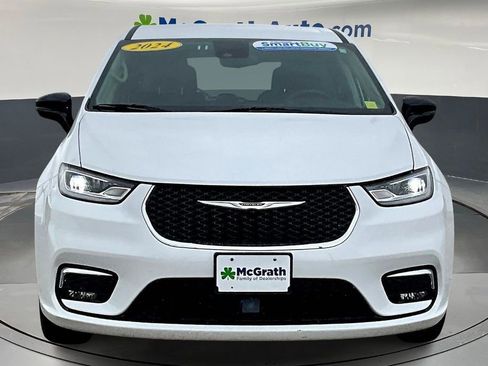 Used 2024 Chrysler Pacifica Touring-L image 2