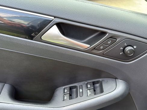 Used 2015 Volkswagen Jetta SE image 39