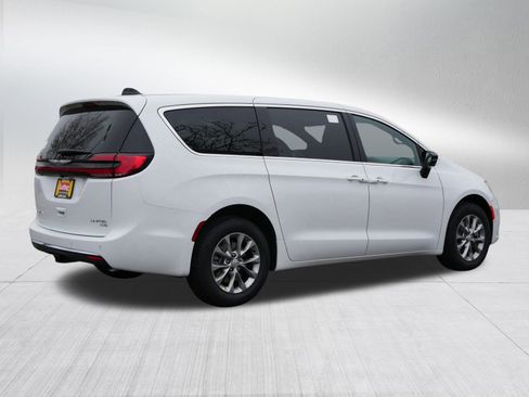 New 2026 Chrysler Pacifica Limited w/ Trailer Tow Group image 7