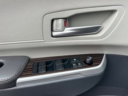 Used 2024 Toyota Sienna XLE image 11