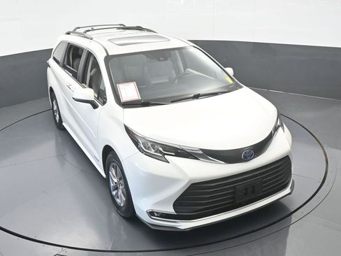 Used 2021 Toyota Sienna XLE image 58