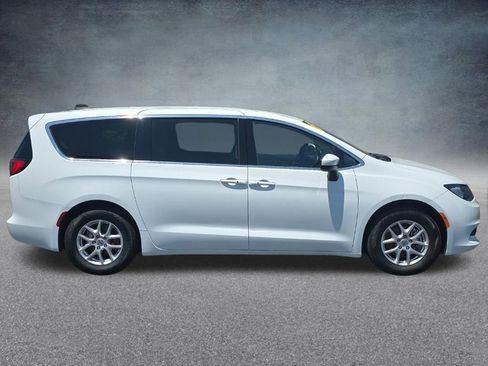 Used 2023 Chrysler Voyager LX FWD image 8