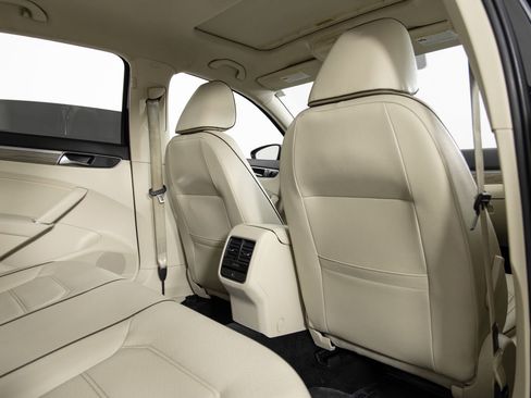 Used 2018 Volkswagen Passat 2.0T SE image 21