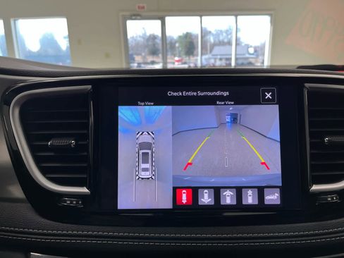 Used 2023 Chrysler Pacifica Limited w/ Uconnect Theater Family Group image 39