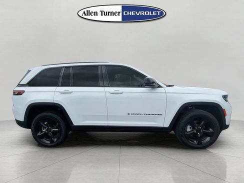 Used 2023 Jeep Grand Cherokee Limited w/ Black Appearance Package AWD/4WD image 3