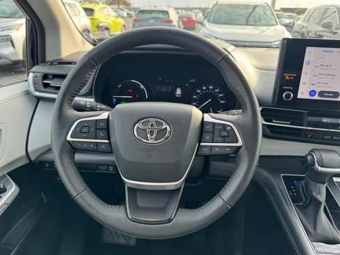 Used 2025 Toyota Sienna XLE image 14