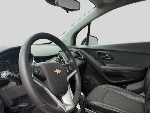 Used 2019 Chevrolet Trax LT w/ Sun & Sound Package FWD image 16