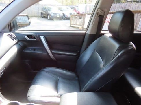 Used 2013 Toyota Highlander SE image 25