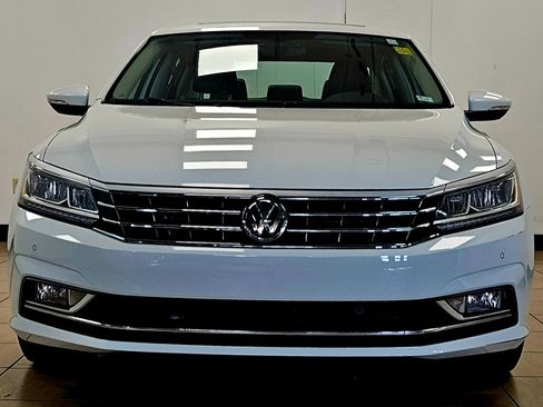 Used 2018 Volkswagen Passat 2.0T SE image 2