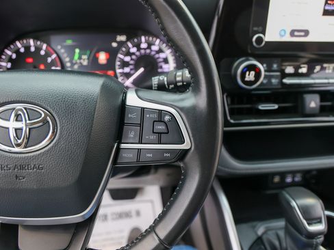 Used 2024 Toyota Highlander LE FWD image 20