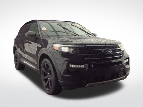 Used 2023 Ford Explorer XLT w/ Equipment Group 202A AWD/4WD image 3