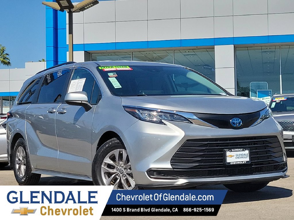 Used 2023 Toyota Sienna LE FWD image 1