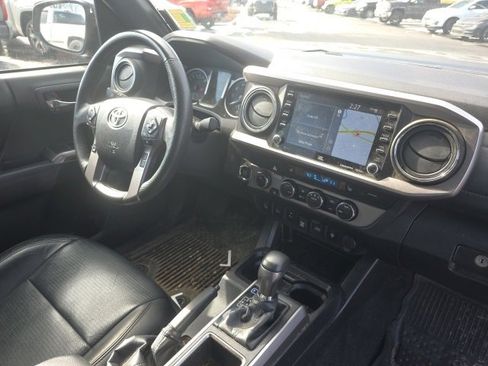 Used 2022 Toyota Tacoma Limited image 11