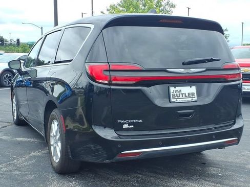Used 2024 Chrysler Pacifica Touring-L FWD image 2