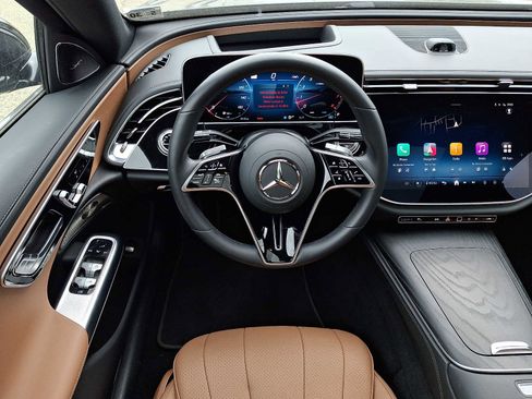 Used 2025 Mercedes-Benz E 350 4MATIC Sedan image 12