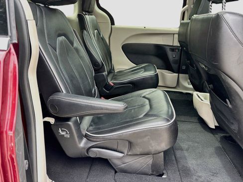 Used 2023 Chrysler Pacifica Limited FWD image 27