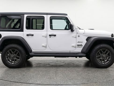 Used 2025 Jeep Wrangler Unlimited Sport AWD/4WD image 11