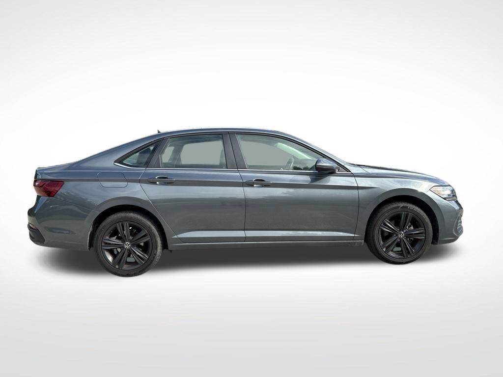 Used 2024 Volkswagen Jetta SE FWD image 4
