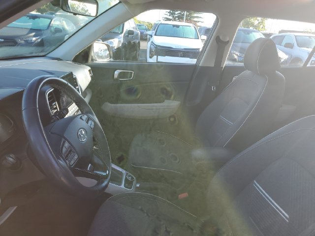 Used 2024 Hyundai Venue Limited FWD image 16