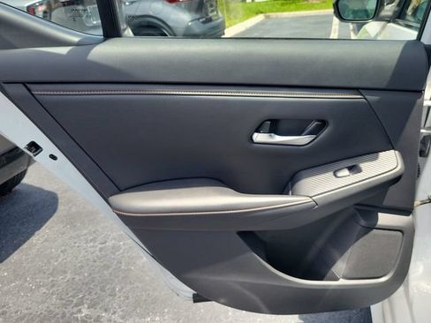 Used 2023 Nissan Sentra SR w/ SR Premium Package FWD image 9