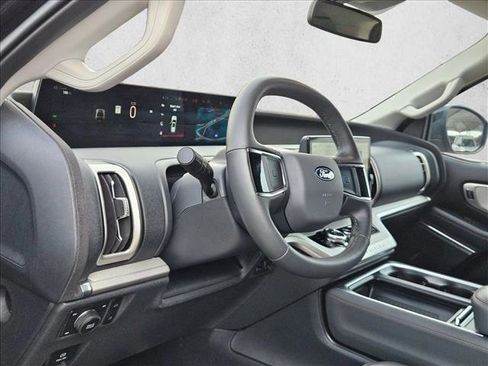 Used 2025 Ford Expedition Max Active AWD/4WD image 9