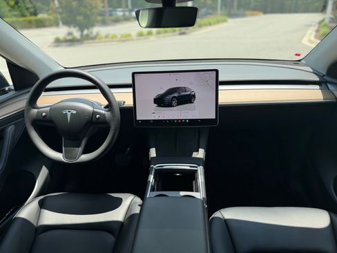 Used 2024 Tesla Model Y Long Range RWD image 3
