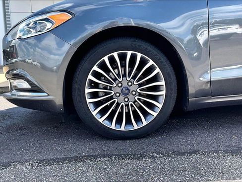 Used 2017 Ford Fusion SE w/ Fusion SE Technology Package AWD/4WD image 4