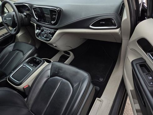 Used 2023 Chrysler Pacifica Touring-L image 7