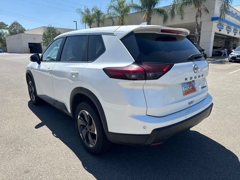 Used 2024 Nissan Rogue SV AWD/4WD image 3