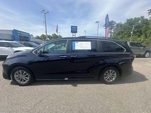 Used 2025 Toyota Sienna XLE FWD image 13