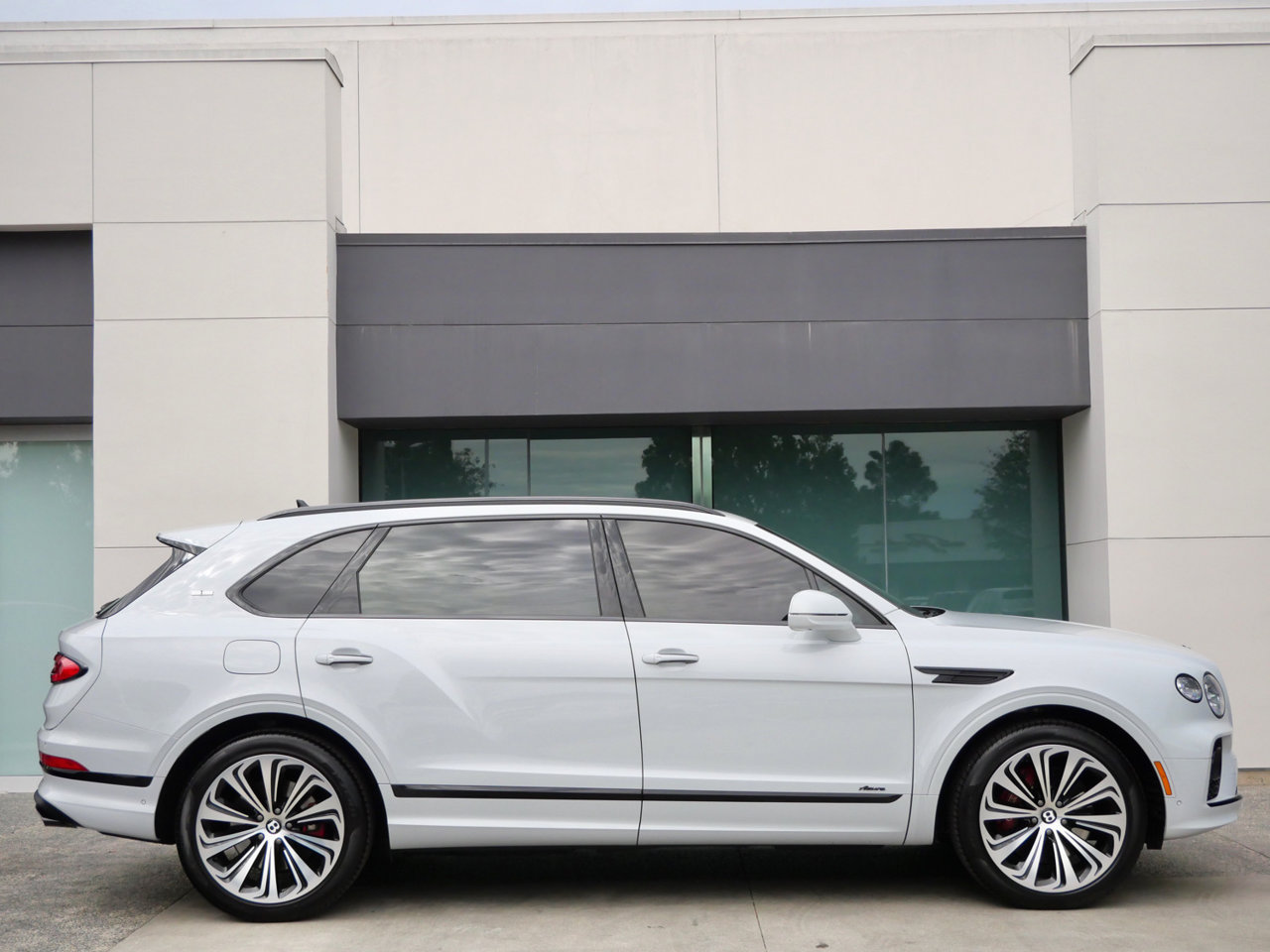 Used 2023 Bentley Bentayga Extended Wheelbase AWD/4WD image 5