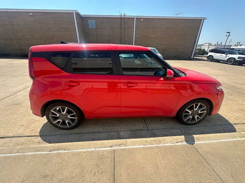 Used 2022 Kia Soul Turbo FWD image 2