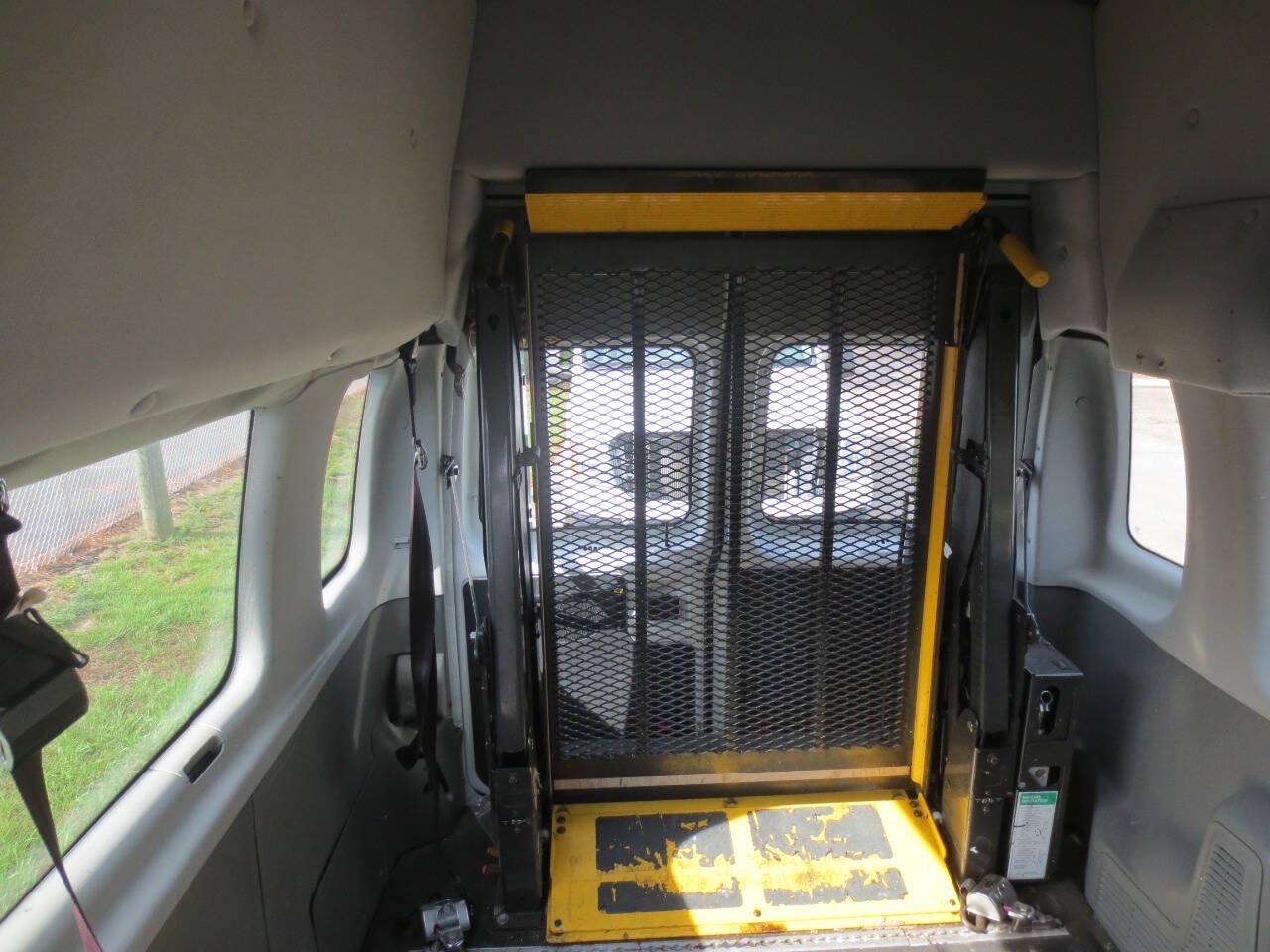 Used 2010 Ford E-350 and Econoline 350 XL RWD image 10