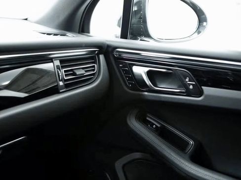 Certified 2025 Porsche Macan image 24