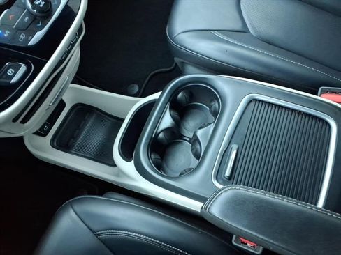 Used 2023 Chrysler Pacifica Touring-L image 26