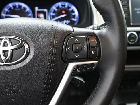 Used 2019 Toyota Highlander XLE image 2