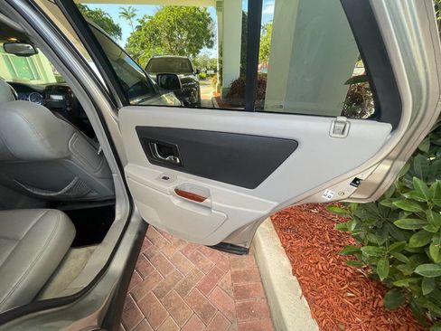 Used 2006 Cadillac SRX w/ Seating Package image 30