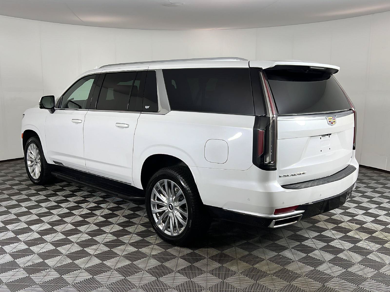 Used 2023 Cadillac Escalade ESV Premium Luxury AWD/4WD image 9
