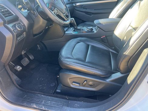Used 2018 Ford Explorer XLT w/ Equipment Group 202A AWD/4WD image 27