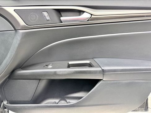 Used 2017 Ford Fusion SE image 18