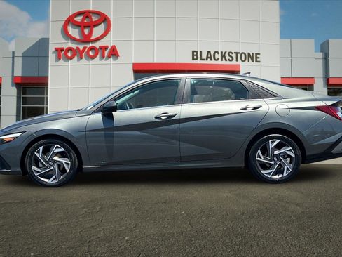 Used 2025 Hyundai Elantra SEL FWD image 6
