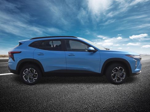 Used 2025 Chevrolet Trax LT FWD image 19