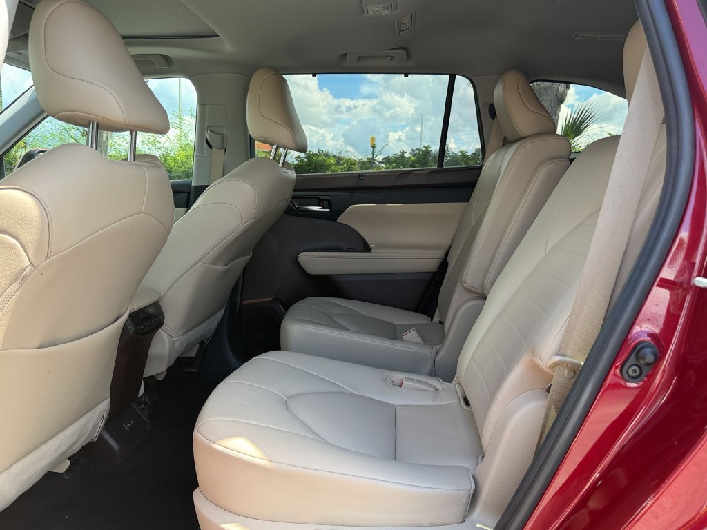 Used 2022 Toyota Highlander XLE FWD image 12