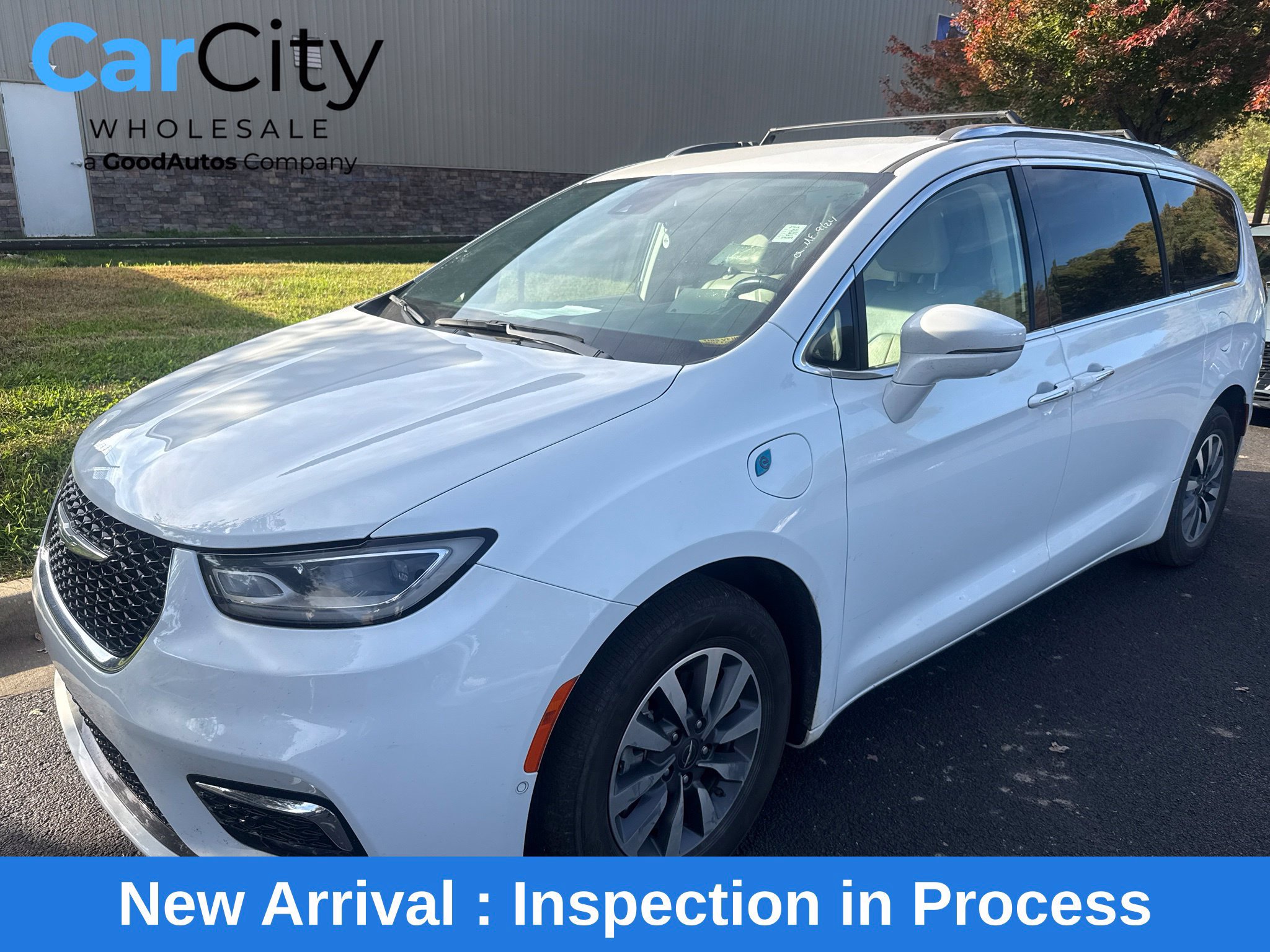 Used 2021 Chrysler Pacifica Touring-L FWD image 1