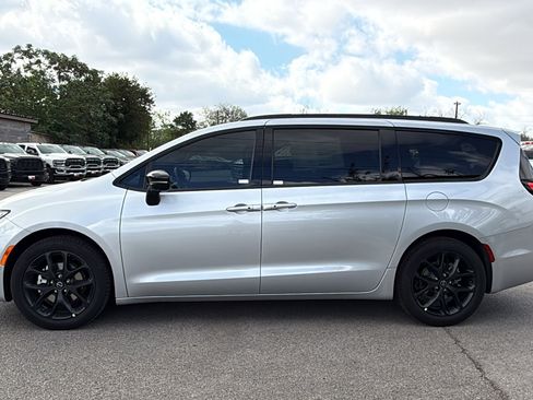 New 2026 Chrysler Pacifica Select FWD image 8