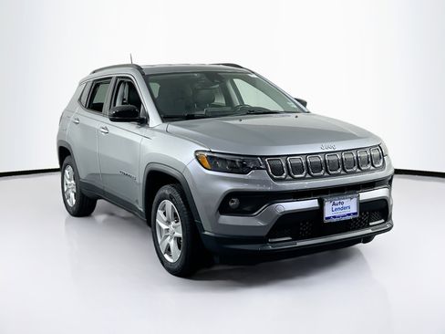 Used 2022 Jeep Compass Latitude w/ Convenience Group AWD/4WD image 3