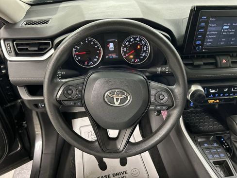 Used 2021 Toyota RAV4 LE AWD/4WD image 4