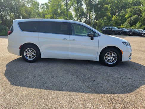 Used 2024 Chrysler Pacifica Touring-L FWD image 4