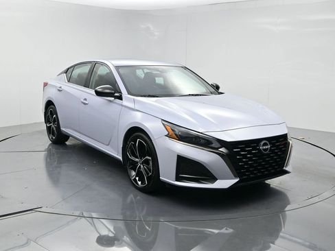 Used 2025 Nissan Altima 2.5 SR AWD/4WD image 2